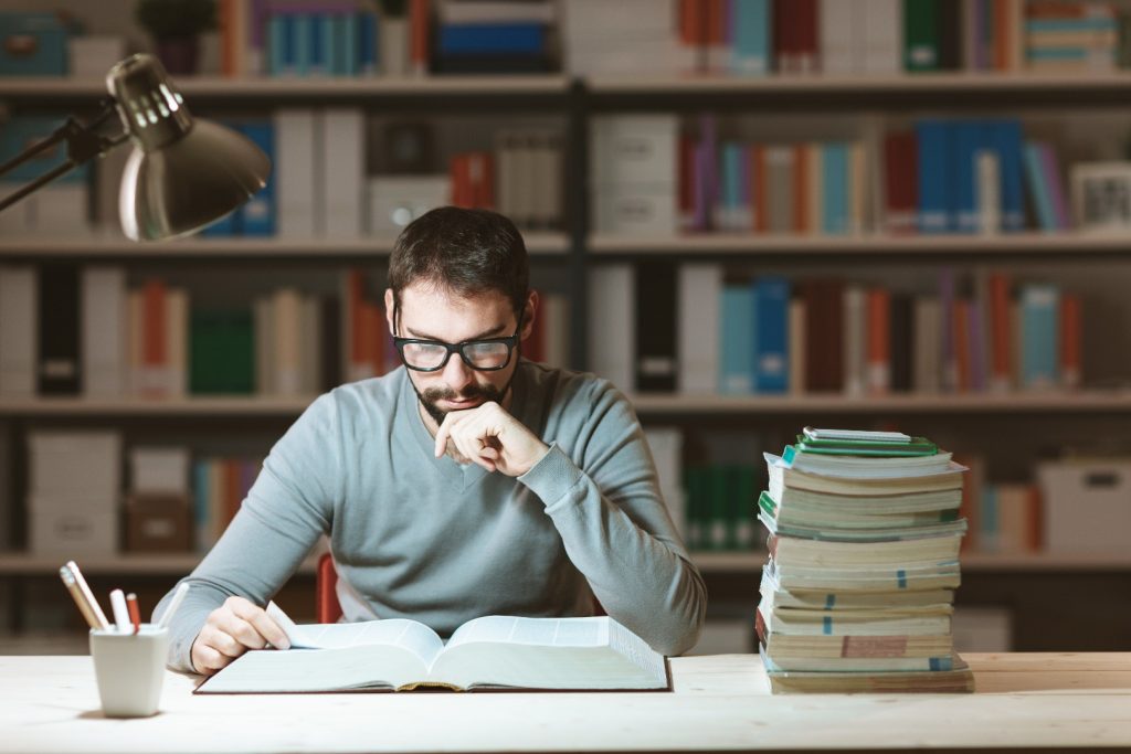 joven estudiando en una biblioteca