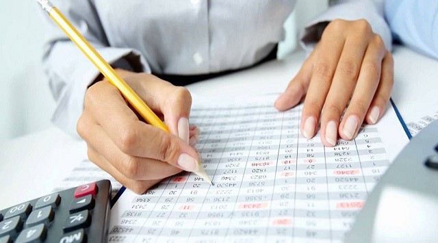 aspirante haciendo test para auxiliar administrativo del Estado