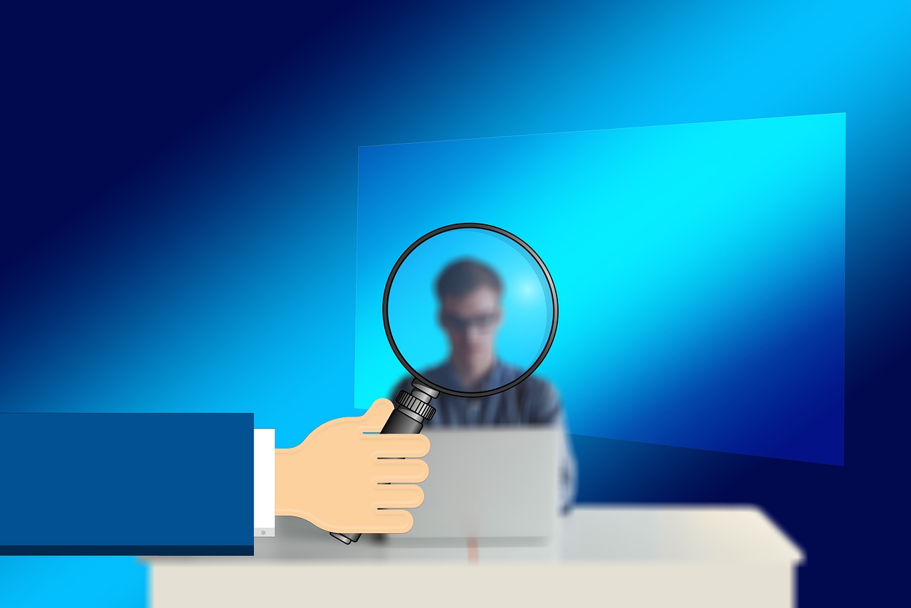 empleado observado por la lupa de un inspector de trabajo