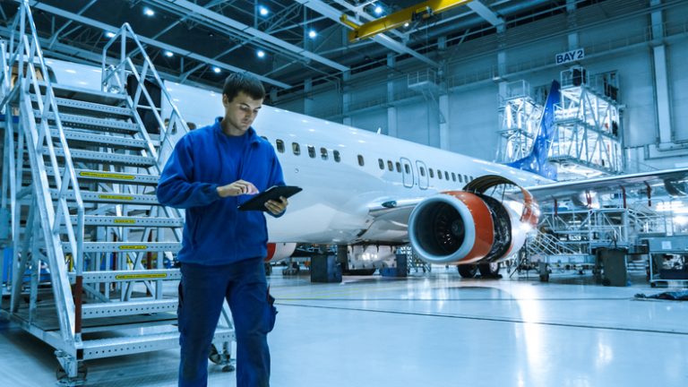 Cómo ser Ingeniero Aeroespacial: Cursos, Requisitos y Sueldo