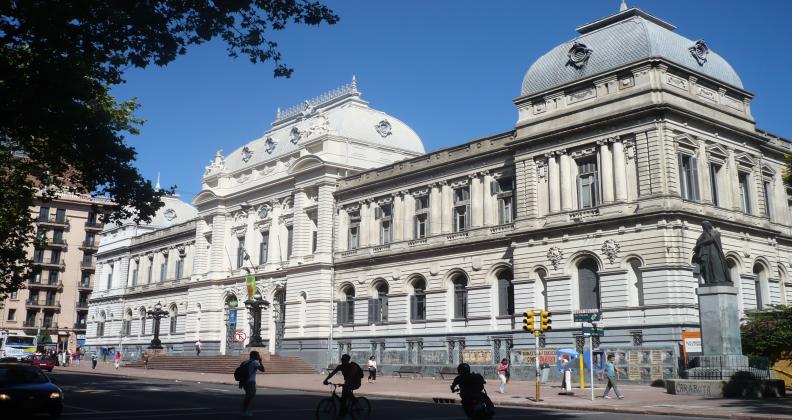 ¿Cómo es el acceso a las universidades en Uruguay?