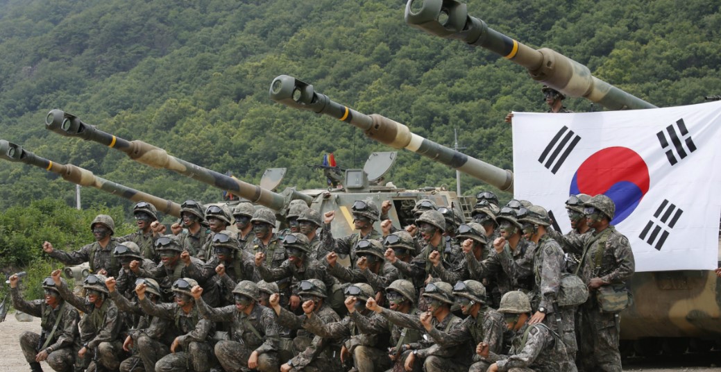 soldados coreanos frente a un tanque