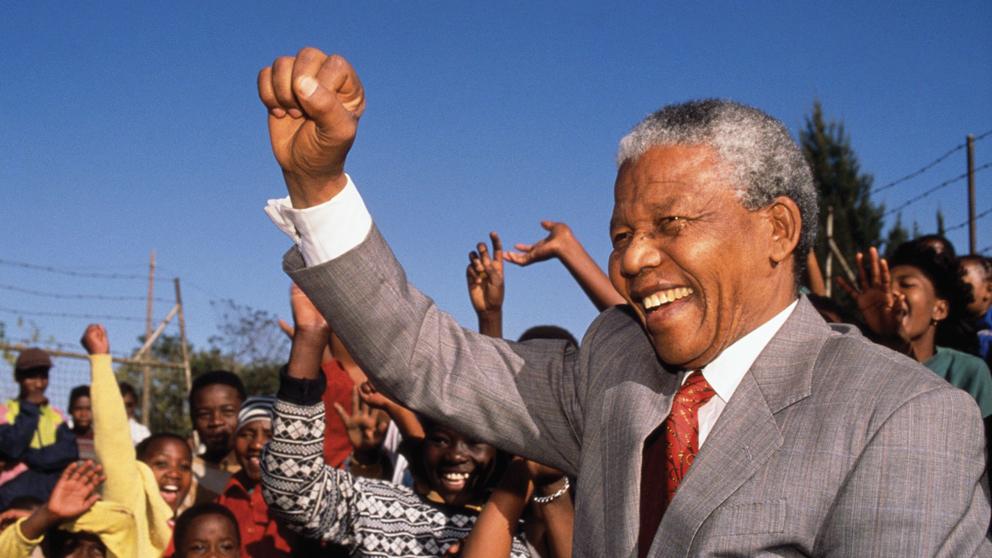 nelson mandela con el puño en alto