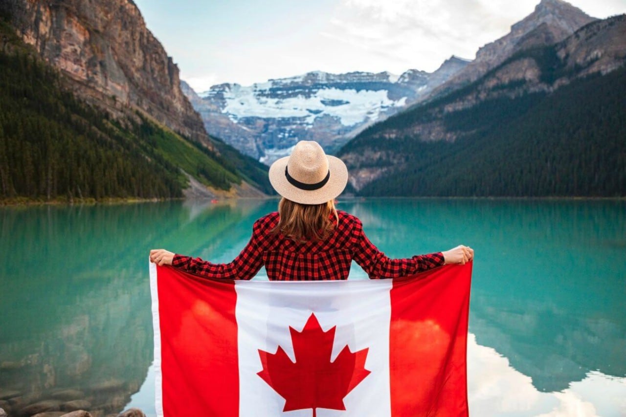 estudiante en canada con bandera canadiense